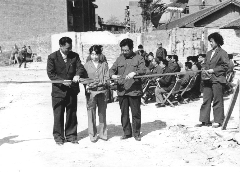 1986年，長虹彩電工程奠基，這樣的剪彩儀式，剪出了中國最大的彩電生產基地之一