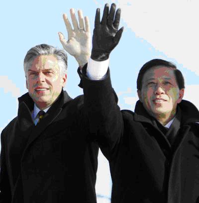 2011年1月21日美國駐中國大使洪博培和中國駐美國大使張業遂在芝加哥機場揮別胡錦濤專機.