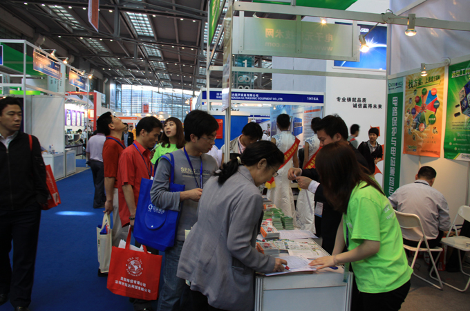  EP工作人員向觀眾派發(fā)Expo Pack