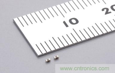  【導讀】目前伴隨著手機、平板電腦、LED照明等高科技電子產(chǎn)品的普及，電子設備正在不斷向小型化發(fā)展，電源的輸出功率也正在不斷增大。因此對電子設備采取過熱保護措施的重要性正在日益增強。其中特別對于只需組成簡單的電路就能夠發(fā)揮過熱保護作用的PTC熱敏電阻的需求正在不斷增加。本屆介紹的是村田一款1.0&times;0.5mm、溫度測量誤差&plusmn;3℃、額定零功率電阻值為1k&Omega;的片式PTC熱敏電阻。  隨著手機、平板電腦、LED照明等高科技電子產(chǎn)品的普及，電子設備正在不斷向小型化發(fā)展，電源的輸出功率也正在不斷增大，因此對電子設備采取過熱保護措施也更加重要，其中特別對于只需組成簡單的電路就能夠發(fā)揮過熱保護作用的PTC熱敏電阻的需求正在不斷增加。  現(xiàn)在具有過熱保護作用的片式PTC熱敏電阻的外形尺寸一般都大于1.6&times;0.8mm，溫度測量*2誤差也都大于&plusmn;5℃。村田利用自己開發(fā)的材料技術(shù)和生產(chǎn)工藝技術(shù)，成功地實現(xiàn)了外形尺寸為1.0&times;0.5mm、溫度測量誤差為&plusmn;3℃、額定零功率電阻值為1k&Omega;的片式PTC熱敏電阻系列產(chǎn)品的商品化。我們根據(jù)該產(chǎn)品的溫度測量值，在從80℃至150℃的范圍中以10℃為單位，劃分了各系列產(chǎn)品。  產(chǎn)品特點      * 外形尺寸小 (1.0&times;0.5mm)     * 溫度測量誤差小 (電阻值為100k&Omega;和10k&Omega;時，溫度測量誤差分別為&plusmn;3℃和&plusmn;5℃)     * 擁有豐富的以10℃為單位的系列產(chǎn)品，能夠滿足客戶的各種溫度測量要求 (80℃～150℃ (電阻值為100k&Omega;時) ; 65℃～135℃ (電阻值為10k&Omega;時) )     * 符合TUV和UL安規(guī)標準  用途      * LED燈的過熱保護和電力控制     * 筆記本電腦的電源散熱等; DC-DC轉(zhuǎn)換器的MOSFET*3過熱保護; 鋰離子電池保護電路中的MOSFET過熱保護     * 電動機逆變器和線圈的過熱保護和電力控制  術(shù)語說明  *1 熱敏電阻: 	對熱敏感的半導體電阻，其電阻值會隨溫度的變化而改變。一般來說，許多人都知道電阻值會隨著溫度的上升而逐步減小的NTC (負溫度系數(shù)) 熱敏電阻。然而在熱敏電阻中，還有一種當溫度超過一定的溫度 (居里溫度*4) 時，其電阻值會隨著溫度的升高而急劇增大的元件，這就是PTC (正溫度系數(shù)) 熱敏電阻 (POSISTOR?*5) 。PTC熱敏電阻不僅具備過熱保護功能，還具有特有的電阻溫度特性，可被用來控制電流和電力。 *2 溫度測量: 	此系列產(chǎn)品最適用于檢測電阻值達到10k&Omega;或100k&Omega;時的溫度。 *3 MOSFET: 	Metal-Oxide-Semiconductor Field-Effect Transistor (金屬-氧化層-半導體-場效晶體管) 的縮寫。 MOSFET適合作為DC-DC轉(zhuǎn)換器的開關元件和一般的電流開關等元件。如果其工作溫度超過了一定的溫度，F(xiàn)ET (場效晶體管) 就會被損壞，因此通過使用具有過熱保護作用的POSISTOR?，就能夠防止FET因過熱而損壞。 *4 居里溫度: 	也稱居里點 (Currie Point) 。我公司將電阻值達到溫度為25℃時的電阻值 (額定零功率電阻值) 的2倍時的溫度定義為居里溫度。 *5 POSISTOR?: 	是株式會社村田制作所的注冊商標。  系列產(chǎn)品型號      * PRF15AR102RB6RC     * PRF15BA102RB6RC     * PRF15BB102RB6RC     * PRF15BC102RB6RC     * PRF15BD102RB6RC     * PRF15BE102RB6RC     * PRF15BF102RB6RC     * PRF15BG102RB6RC  特性圖  特性圖  電氣特性  產(chǎn)品型號 	特性 	額定零功率  電阻值(在環(huán)境溫度為+25℃的條件 下) 	 電阻值為10k&Omega;時的溫度測量值 	電阻值為100k&Omega;時的溫度測量值 	最大電壓 PRF15AR102RB6RC 	AR 	1k&Omega;&plusmn;50% 	135&plusmn;5℃ 	150&plusmn;3℃ 	32VDC PRF15BA102RB6RC 	BA 	125&plusmn;5℃ 	140&plusmn;3℃ PRF15BB102RB6RC 	BB 	115&plusmn;5℃ 	130&plusmn;3℃ PRF15BC102RB6RC 	BC 	105&plusmn;5℃ 	120&plusmn;3℃ PRF15BD102RB6RC 	BD 	95&plusmn;5℃ 	110&plusmn;3℃ PRF15BE102RB6RC 	BE 	85&plusmn;5℃ 	100&plusmn;3℃ PRF15BF102RB6RC 	BF 	75&plusmn;5℃ 	90&plusmn;3℃ PRF15BG102RB6RC 	BG 	65&plusmn;5℃ 	80&plusmn;3℃ 外形尺寸圖  外形尺寸圖 生產(chǎn)體制  村田制作所八日市事業(yè)所在2011年3月開始了該系列產(chǎn)品的量產(chǎn)活動。 樣品價格  10日元/個