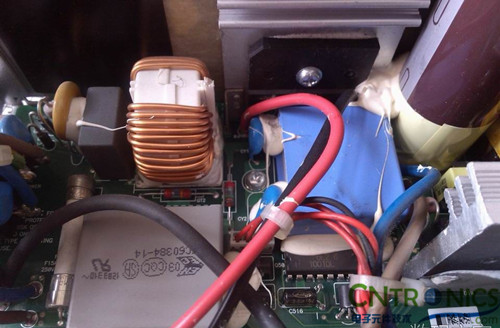 網(wǎng)友下雪天拆解DELL 12V 57.3A的開關(guān)電源自?shī)首詷? width=