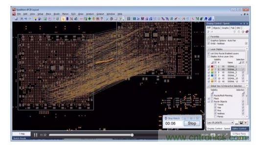 針對顯示連接的網(wǎng)絡線，設計師繪制出一個非常簡略的草圖，隨后布線器便開始工作。角落里的秒表記錄了完成布線的實際時間。