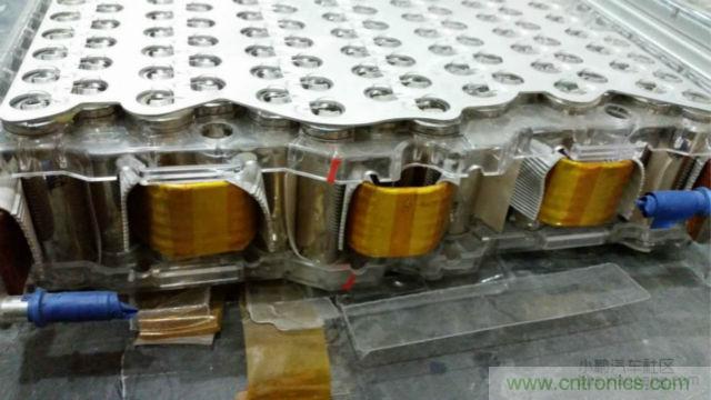 【導讀】對于電動汽車的核心&mdash;&mdash;電池，我們要求其安全、能量密度高、壽命長，充電時間短，同時又要性能卓越等等。那么對比電動汽車電池來說怎么樣才算是達標？又怎么樣才算是性能優越呢?毫無疑問鋰離子電芯作為其最基本的單元，其優劣至關重要。  電池是電動汽車的&rdquo;心臟&ldquo;。從電動汽車發展以來，各種技術路線百花爭鳴，爭論不休。其中應用最廣的鋰離子電芯，就有三元、磷酸鐵鋰、錳酸鋰等多種技術路線并存的現象。同時鋰離子電芯還分為方形，軟包，圓柱三種結構形式。  而這越是紛繁蕪雜，就越能代表了我們還在不斷探索，代表了電動汽車的急切盼望：電動汽車需要一顆強大的&ldquo;心臟&rdquo;。  對于電池包的要求  對于電動汽車的核心&mdash;&mdash;電池，我們要求其安全、能量密度高、壽命長，充電時間短，同時又要性能卓越等等。而這一項一項的要求，看似苛刻，但卻又無一不是電動汽車實現產業化的硬性指標。  那么對比電動汽車電池來說怎么樣才算是達標？又怎么樣才算是性能優越呢?毫無疑問鋰離子電芯作為其最基本的單元，其優劣至關重要。  但就拿我們最關注的安全性來說，是不是電芯安全了，電池包就安全了呢？  我們可以看到2002年，磷酸鐵鋰(LFP)首次被美國Valance公司產業化，隨即引起了中國市場的廣泛關注。從2004年開始，我國掀起了一股投資磷酸鐵鋰材料和磷酸鐵鋰動力電池的熱潮，磷酸鐵鋰其相對穩定，安全性較高。隨后，它成為我國正極材料的主要路線，爭議暫告段落。  但是，隨著特斯拉在動力電池使用了鎳鈷鋁酸鋰的正極材料，爭論再次出現。磷酸鐵鋰其較低的能量密度，已經使其處于劣勢。 1 據調研發現，進入2014年以來，國內鋰電池正極材料產業整體出現了向三元材料轉移的趨勢，下游的電池廠基本都在開發三元材料的電芯，也引導著上游的材料企業開始加大對三元材料的開發和生產力度。  而一系列的變化，也恰恰說明鋰電行業在慢慢的摸索，慢慢走向成熟。就比如說一個電池包的安全，光靠電芯安全是遠遠不夠的，其必須上升到一個系統的層級來。也就是說電池包的安全，靠的是整個電池系統，而不僅僅是某個單一的元素。  更何況一個安全、可靠、性能卓越的電池包，更是涉及到多領域知識的耦合，其更需要一個完善、可靠的系統來實現。就好比飛機被認為是最安全的交通工具，不單單是&ldquo;安全&rdquo;的發動機，&ldquo;安全&rdquo;的結構，就能保障的，其中還綜合運用了人為因素分析、軟件安全性、風險管理和定量風險評估等各種先進技術來預防事故發生，可以說是系統保障了安全。  下面我們就從電池系統中抽離出其一個核心部件電池模組，淺談一下各種不同的模組結構。  關于電池模組  電池模組可以理解為鋰離子電芯經串并聯方式組合，并加裝單體電池監控與管理裝置。電池模組的結構設計往往能決定一個電池包的性能和安全。其結構必須對電芯起到支撐、固定和保護作用。同時如何滿足過電流要求，電流均勻性，如何滿足對電芯溫度的控制，以及是否有嚴重異常時能斷電，避免連鎖反應等等，都將是評判電池模組優劣的標準。  而隨著電動汽車的發展，以及人們對性能的追求，熱管理更是成為了電池模組設計的一個至關重要的環節。自然冷卻已經不能滿足我們的需求。風冷則由于其效率較低，且對電芯溫度的一致性較難控制，而表現的力不從心。因此，高性能需求的電池模組，其熱管理的解決方案已經轉向液冷或相變材料。下面就介紹一下各種不同結構電芯的模組設計。  &middot; 方形電池模組  方形電芯可以說是我國汽車動力電池里，應用最多的電芯了。其外殼的材質有鋁、鋼、以及塑膠。其電芯厚度是三種結構中最厚的，由此也造成其內部和外表面的溫差較大。其模組結構也多為自然冷卻和風冷的結構。  我們來看看寶馬I3的電池模組設計。  我們可以看出，I3的電池模組從結構上已經具備一個高性能模組所需的要素，而一臺高性能的電動汽車，就是靠著每一處的細節共同搭建而成的。當然其散熱、均溫以及可靠性等等，還有待市場的驗證。 2 （▲ 寶馬I3方形電池模組）  &middot; 軟包電池模組  軟包電芯的電池包，也是近期比較熱門的一種結構類型，其用在國外的電動車上比較多。  軟包電芯的物理結構決定了其不易爆炸，一般只有外殼能承受的壓力足夠高，才有可能炸，而軟包電芯內部壓力一大，便會從鋁塑膜邊緣開始泄壓、漏液。同時軟包電芯也是幾種電芯結構中，散熱最好的。  目前，市面上賣得最多的還是日產的Leaf，其模組結構為全密封式的，并未考慮散熱，即不散熱。  而Leaf在市場上頻繁反饋的容量衰減過快，與此熱管理也不無關系。顯然隨著人們對于高性能電動車的追求，迫使軟包電芯也必須要有主動式的熱管理結構。  下面我們來看看一款World Congress展臺上的液冷軟包模組。其模組由電芯層疊而成，而電芯間有間隔排布的液冷板，其保證每顆電芯都有一個大面接觸到液冷板，并充分發揮了軟包電芯液冷的優勢。 3 （▲ 液冷軟包電池模組）  當然軟包電芯要將液冷技術做成熟也并非易事，其必須考慮液冷板的固定，密封性，絕緣性等等。同時可靠的電連接，以及具有&ldquo;保險絲&rdquo;結構連接片，這都是高性能軟包模組的方向。  我們可以看到軟包電芯其配合完善的模組結構后，其優勢會得以凸顯。  圓柱電池模組  圓柱電芯可謂是在各類電子產品中，應用最廣泛的結構。如今，在電動汽車行業也占有一定得份額。最典型的即是18650電芯了，其工藝經過多年的沉淀，并在大規模的自動化生產的條件下，現今屬于最成熟，穩定且一致性最好的電芯。  而圓柱電芯更是有著目前最高的能量密度，其三元材料的電芯能做到210~250Wh/kg。國內目前的圓柱電池包多為自然冷卻或風冷的結構，其效果不盡如人意。  我們來看看，將圓柱型電芯推到風口浪尖上的特斯拉電池模組。  相信已經有不少人見過特斯拉的模組了：  組成一臺特斯拉汽車需要7000多顆18650電芯，一個模組則需要400多顆電芯，同時為了高性能的目標又要在模組上集成多項功能，可見其工作量和難度之大。其中，甚至還用上了一些跨行業的技術，使人眼前一亮，為之拍案。好比電芯連接的&ldquo;保險絲&rdquo;設計。  可以說，身處電池行業的人，反而很少有人能想得到，這也許就是當局者迷吧。而這一技術的應用則極大地提高了電池的安全性能。同時，還有液冷管道的應用，極大地解決了18650電芯的散熱和均溫的問題，這對電池的性能和壽命都是一個極大的幫助。不僅如此，其電池模組在空間尺寸上的利用，更可謂是精打細算。  在這里還是要佩服一下特斯拉將事情做到極致的態度，也就是這樣一個模組，成為了一個高性能的特斯拉電池包所必不可少的核心部件。 4 電動之心  通過以上一些簡單的列舉，我們不難看出，無論何種結構的電芯其實都不乏一些好的應用范例。而對于鋰離子電芯，如果作為一款革命性的產品，目前看來仍有很多不足和局限。但我們與其一味坐等材料的發展，不如多考慮一下，如何做好電池模組，做好電池系統。而這也是我們打造一顆強大&ldquo;電動之心&rdquo;的必經之路。