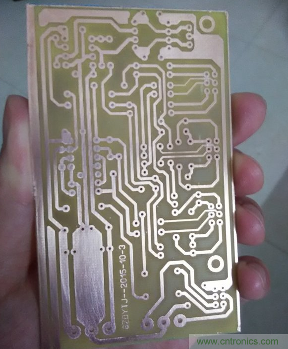 嘗試了四次PCB制作， 最后一發算是成功了