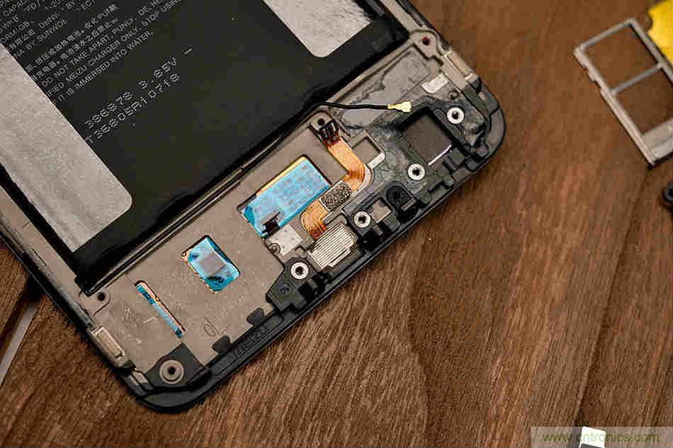 拆解魅族15 Plus：玩轉了新概念，但其工藝究竟如何？