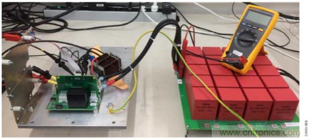 如何用隔離式柵極驅(qū)動器和LT3999 DC/DC轉(zhuǎn)換器驅(qū)動1200 V SiC電源模塊？